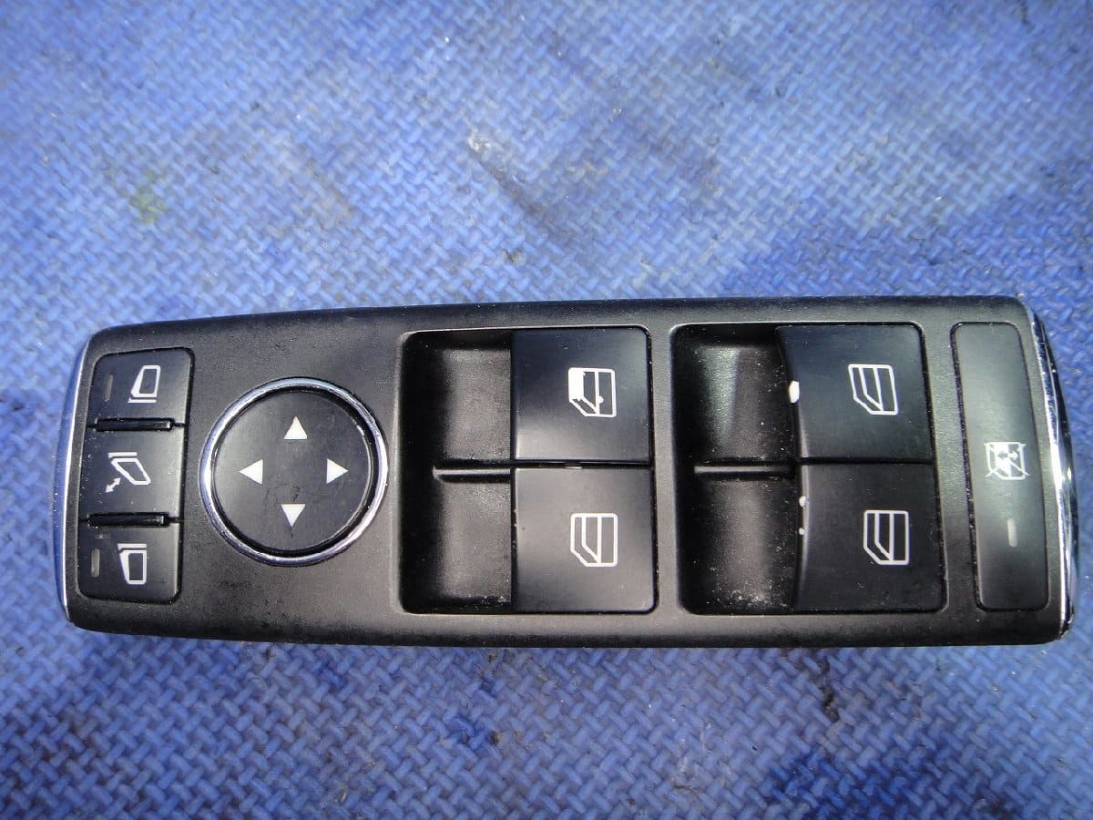 Mercedes-Benz W204 C200 Front driver's seat power window switch Item