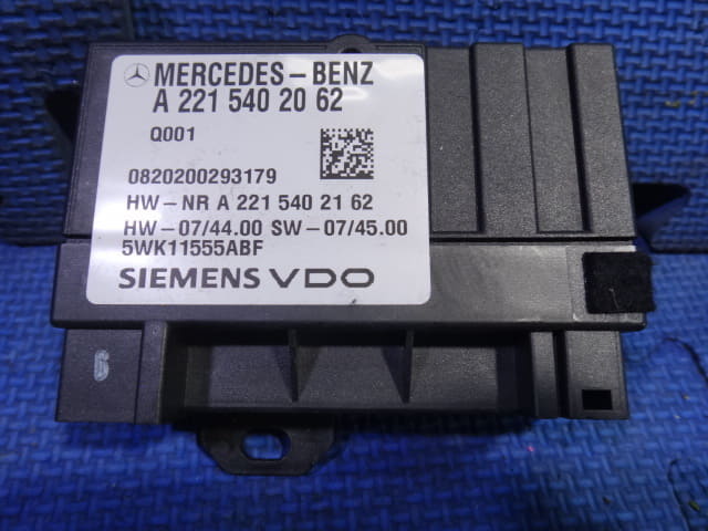 Mercedes-Benz W204 C200 Fuel Pump control unit fuel Item Number 2215402062