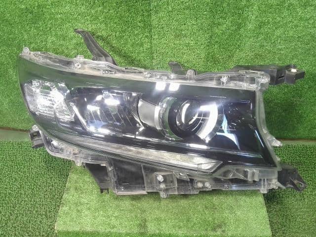 TOYOTA Landcruiser  Right Headlight